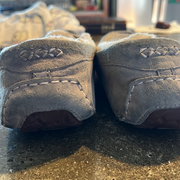 Ugg Ansley Color: Light Grey size 8 - Picture 4 of 13